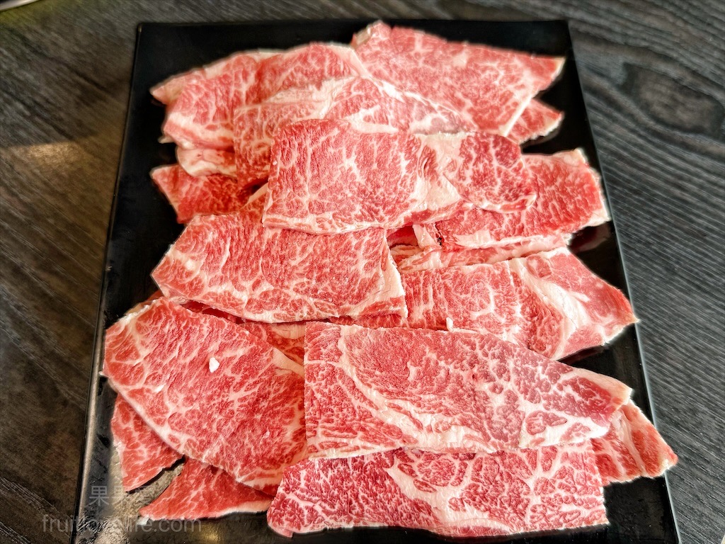 一饌泰式銅盤燒烤火鍋 | 南投草屯田野間超人氣泰式燒烤火鍋，湯頭三吃、高品質肉品、寵物友善、無服務費 @果果愛Fruitlove