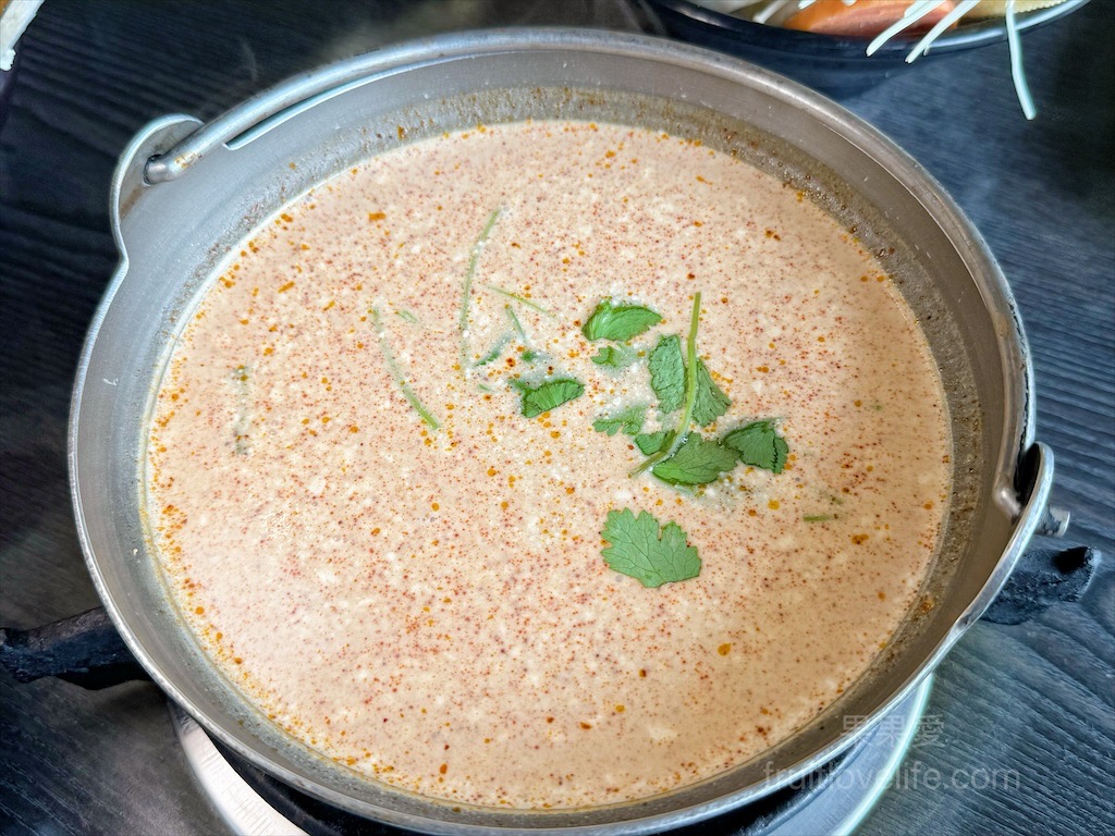 一饌泰式銅盤燒烤火鍋 | 南投草屯田野間超人氣泰式燒烤火鍋，湯頭三吃、高品質肉品、寵物友善、無服務費 @果果愛Fruitlove