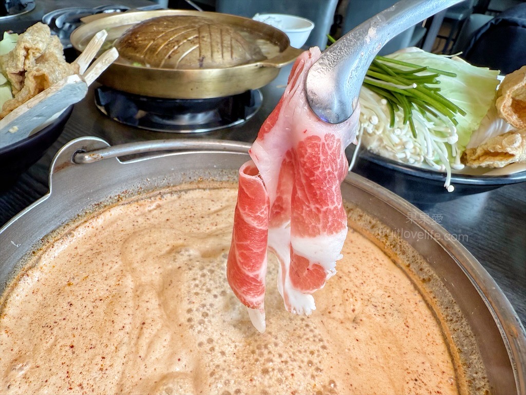 一饌泰式銅盤燒烤火鍋 | 南投草屯田野間超人氣泰式燒烤火鍋，湯頭三吃、高品質肉品、寵物友善、無服務費 @果果愛Fruitlove