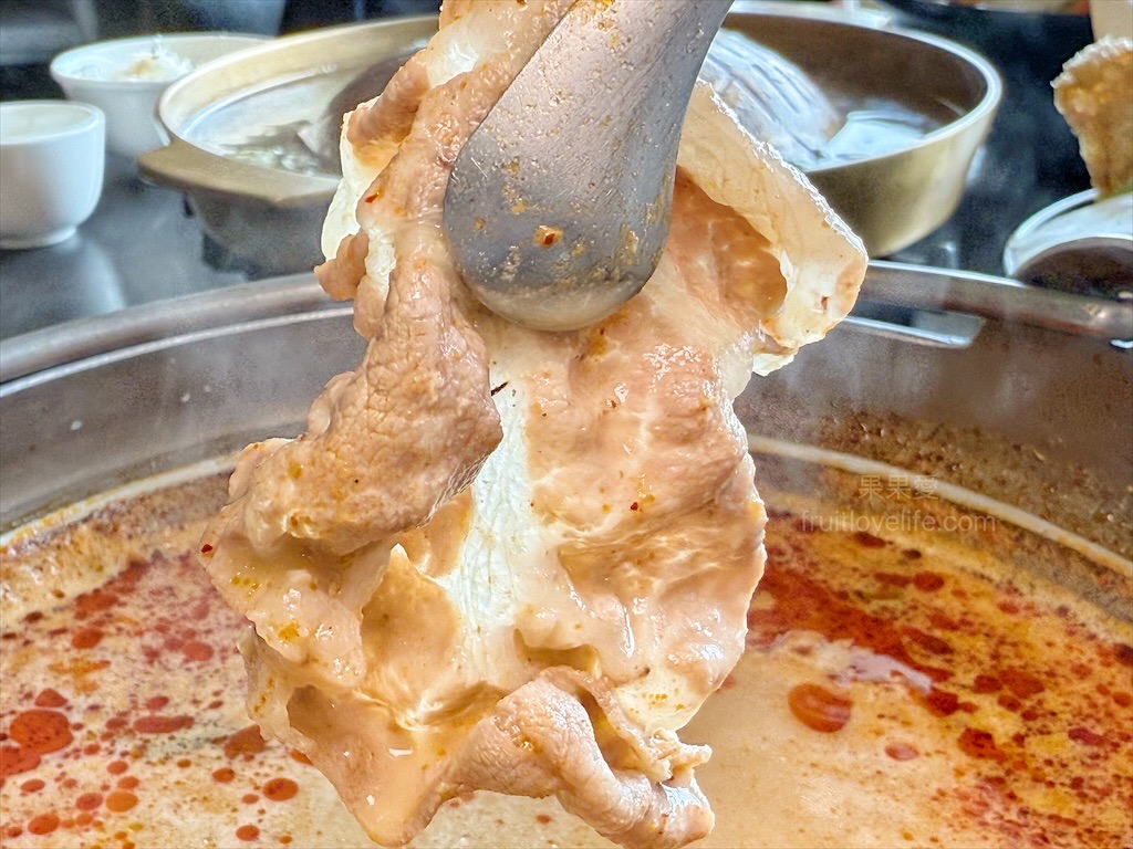 一饌泰式銅盤燒烤火鍋 | 南投草屯田野間超人氣泰式燒烤火鍋，湯頭三吃、高品質肉品、寵物友善、無服務費 @果果愛Fruitlove
