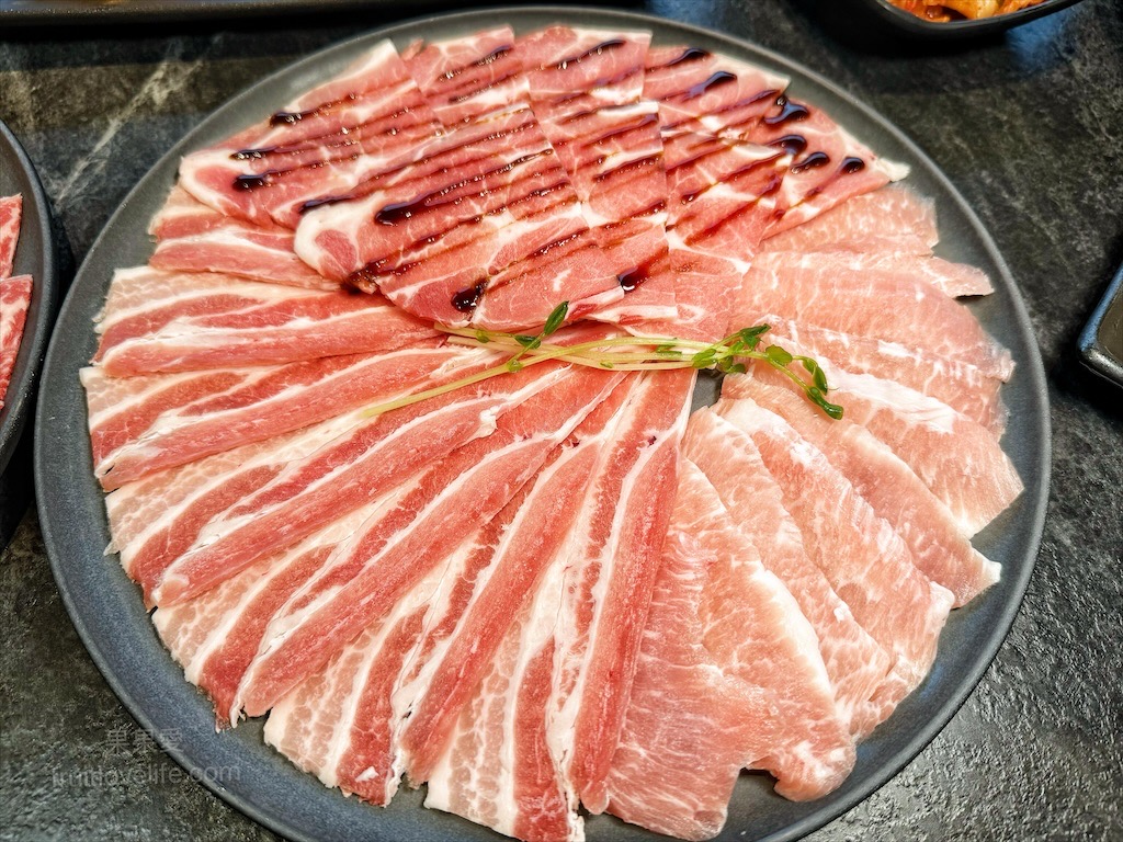 唯真燒肉 | 南投草屯燒烤，在地都推薦的稻田美景燒肉店，套餐肉量十足，泰式沾醬超唰嘴又解膩 @果果愛Fruitlove
