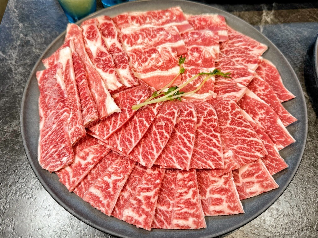 唯真燒肉 | 南投草屯燒烤，在地都推薦的稻田美景燒肉店，套餐肉量十足，泰式沾醬超唰嘴又解膩 @果果愛Fruitlove