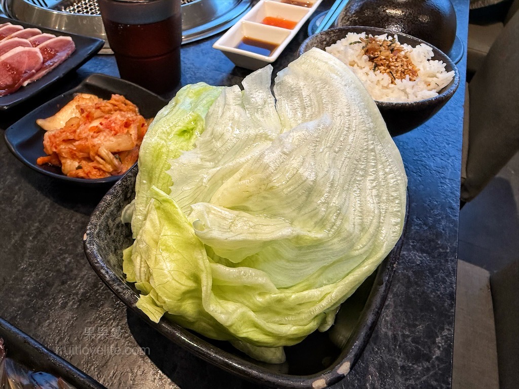 唯真燒肉 | 南投草屯燒烤，在地都推薦的稻田美景燒肉店，套餐肉量十足，泰式沾醬超唰嘴又解膩 @果果愛Fruitlove