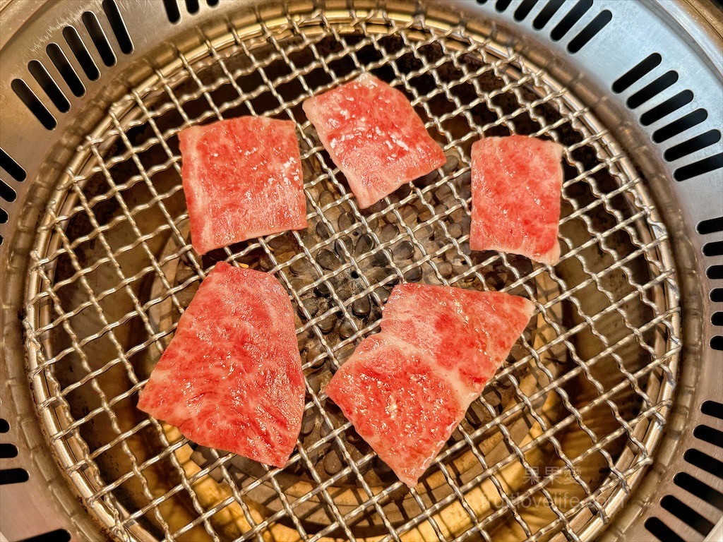 唯真燒肉 | 南投草屯燒烤，在地都推薦的稻田美景燒肉店，套餐肉量十足，泰式沾醬超唰嘴又解膩 @果果愛Fruitlove