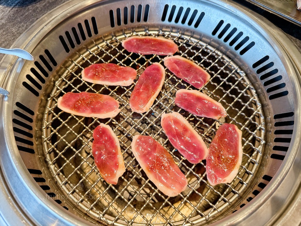 唯真燒肉 | 南投草屯燒烤,在地都推薦的稻田美景燒肉店,套餐肉量十足,泰式沾醬超唰嘴又解膩 @果果愛Fruitlove 唯真燒肉 | 南投草屯燒烤,在地都推薦的稻田美景燒肉店,套餐肉量十足,泰式沾醬超唰嘴又解膩 @果果愛Fruitlove