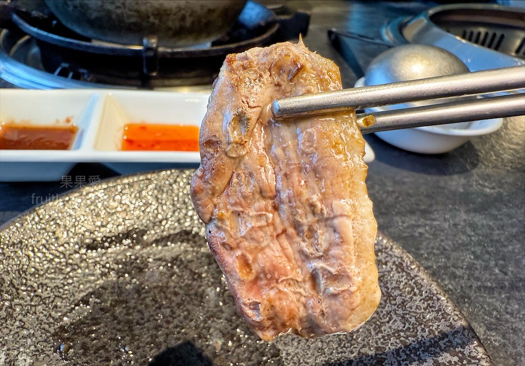 唯真燒肉 | 南投草屯燒烤，在地都推薦的稻田美景燒肉店，套餐肉量十足，泰式沾醬超唰嘴又解膩 @果果愛Fruitlove