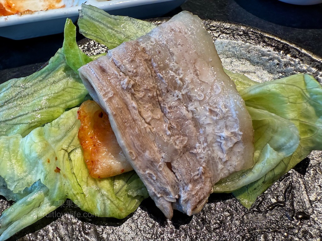 唯真燒肉 | 南投草屯燒烤，在地都推薦的稻田美景燒肉店，套餐肉量十足，泰式沾醬超唰嘴又解膩 @果果愛Fruitlove