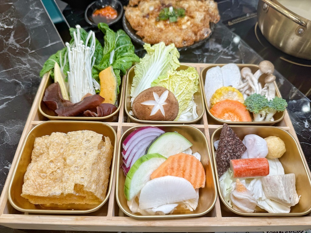 鵝与鍋虎尾總店 | 雲林虎尾鵝肉火鍋,招牌鵝白湯清香鮮甜、Q嫩鵝肉片、六宮格鮮蔬盤,多樣招牌必點小菜、主食 @果果愛Fruitlove 鵝与鍋虎尾總店 | 雲林虎尾鵝肉火鍋,招牌鵝白湯清香鮮甜、Q嫩鵝肉片、六宮格鮮蔬盤,多樣招牌必點小菜、主食 @果果愛Fruitlove