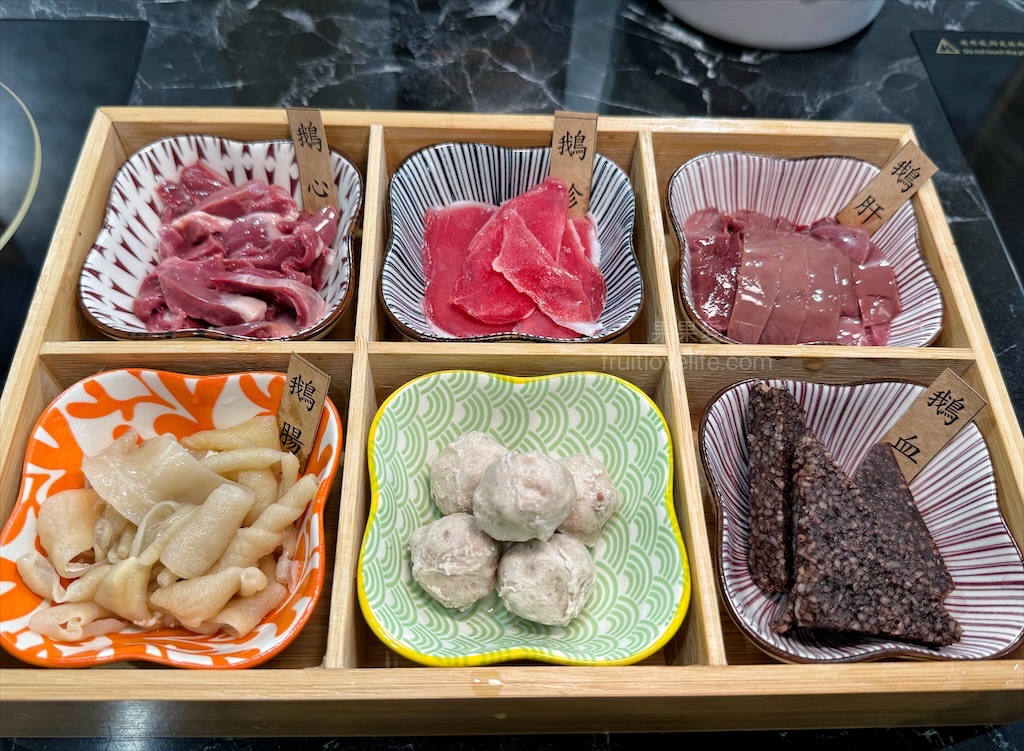 鵝与鍋虎尾總店 | 雲林虎尾鵝肉火鍋，招牌鵝白湯清香鮮甜、Q嫩鵝肉片、六宮格鮮蔬盤，多樣招牌必點小菜、主食 @果果愛Fruitlove