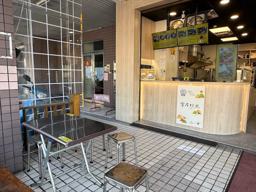 五吉雞腿王 | 台中南區便當，一碗滷肉飯不夠，免費再加一碗，鹹酥雞、炸大雞腿、自製朝天椒菜脯都很推薦 @果果愛Fruitlove