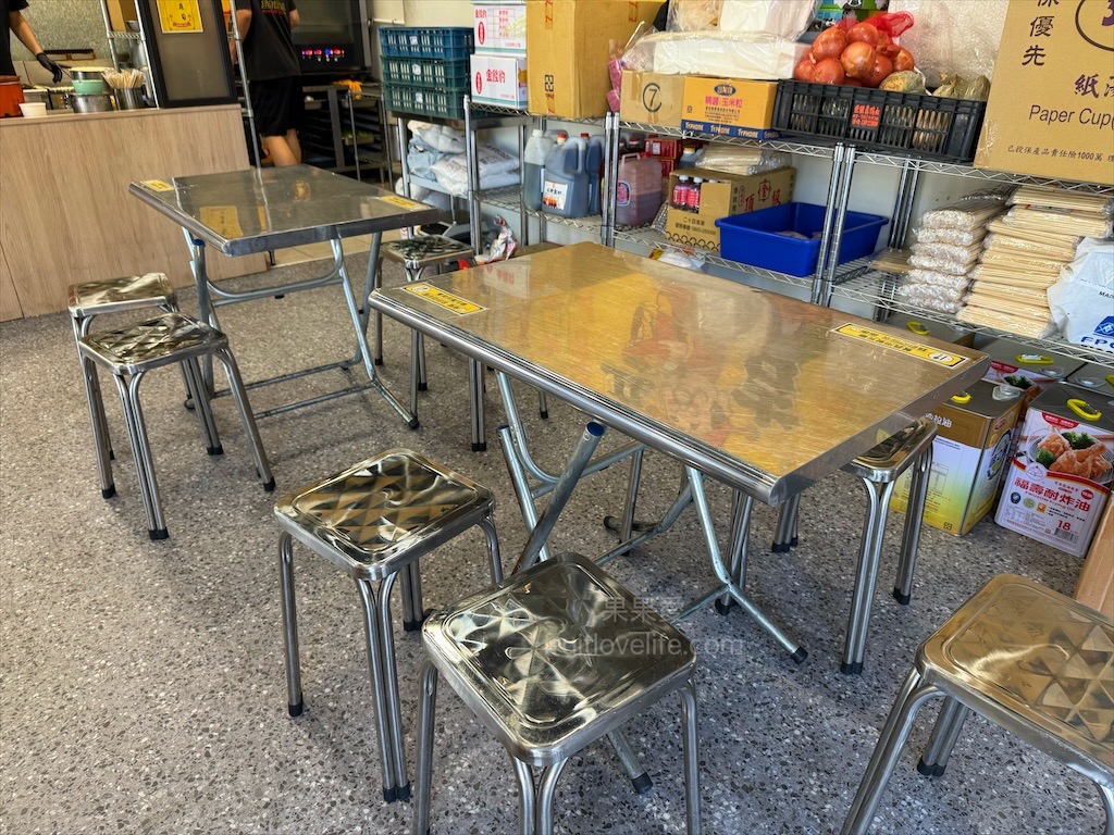 五吉雞腿王 | 台中南區便當，一碗滷肉飯不夠，免費再加一碗，鹹酥雞、炸大雞腿、自製朝天椒菜脯都很推薦 @果果愛Fruitlove