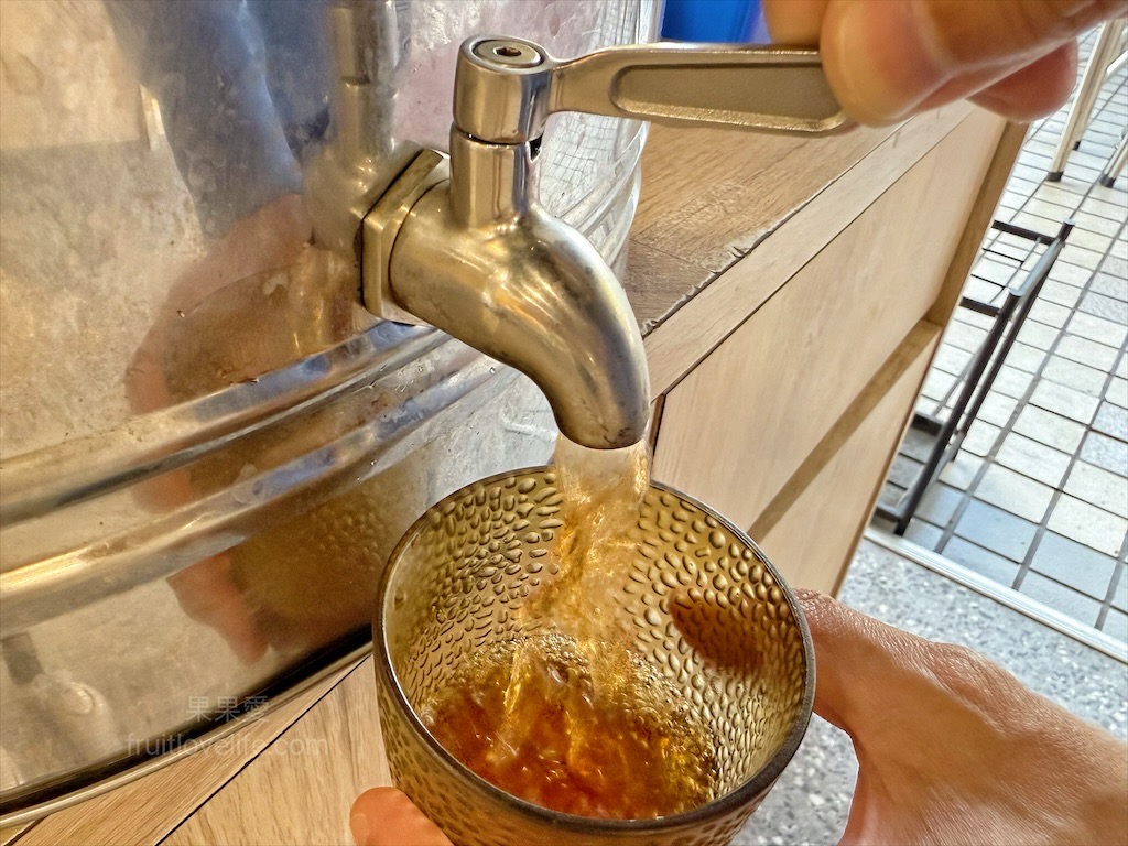 五吉雞腿王 | 台中南區便當，一碗滷肉飯不夠，免費再加一碗，鹹酥雞、炸大雞腿、自製朝天椒菜脯都很推薦 @果果愛Fruitlove