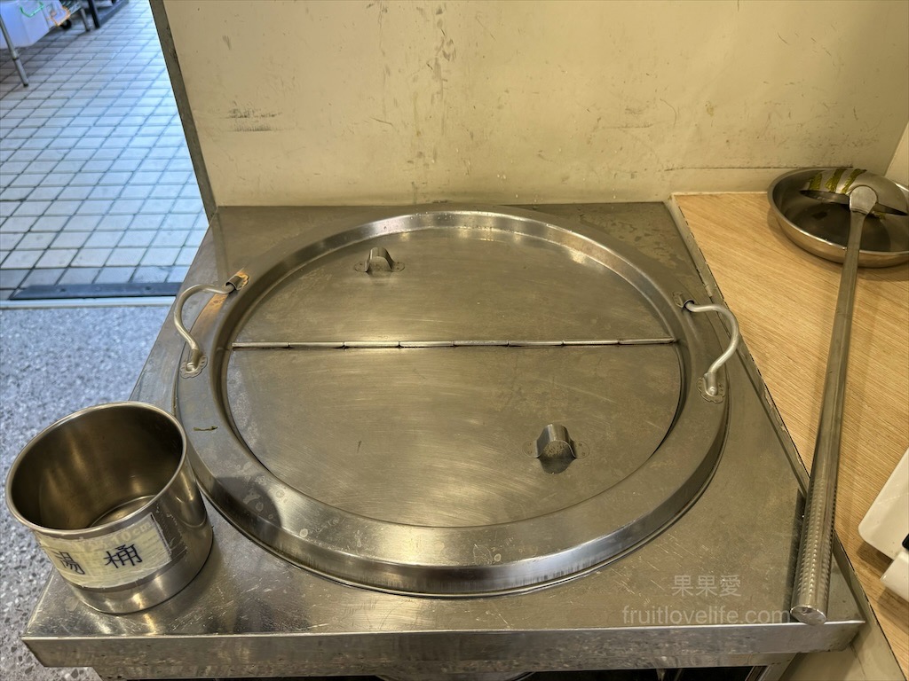 五吉雞腿王 | 台中南區便當，一碗滷肉飯不夠，免費再加一碗，鹹酥雞、炸大雞腿、自製朝天椒菜脯都很推薦 @果果愛Fruitlove