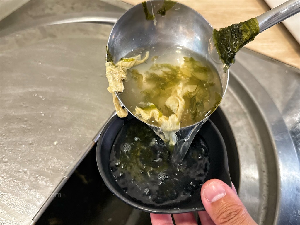 五吉雞腿王 | 台中南區便當，一碗滷肉飯不夠，免費再加一碗，鹹酥雞、炸大雞腿、自製朝天椒菜脯都很推薦 @果果愛Fruitlove