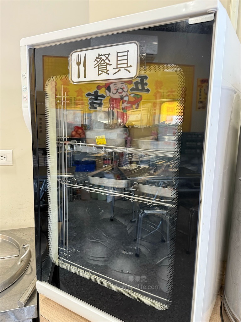 五吉雞腿王 | 台中南區便當，一碗滷肉飯不夠，免費再加一碗，鹹酥雞、炸大雞腿、自製朝天椒菜脯都很推薦 @果果愛Fruitlove