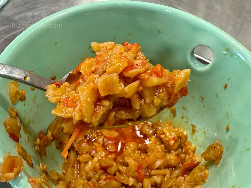 五吉雞腿王 | 台中南區便當，一碗滷肉飯不夠，免費再加一碗，鹹酥雞、炸大雞腿、自製朝天椒菜脯都很推薦 @果果愛Fruitlove