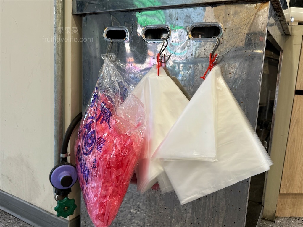 五吉雞腿王 | 台中南區便當，一碗滷肉飯不夠，免費再加一碗，鹹酥雞、炸大雞腿、自製朝天椒菜脯都很推薦 @果果愛Fruitlove