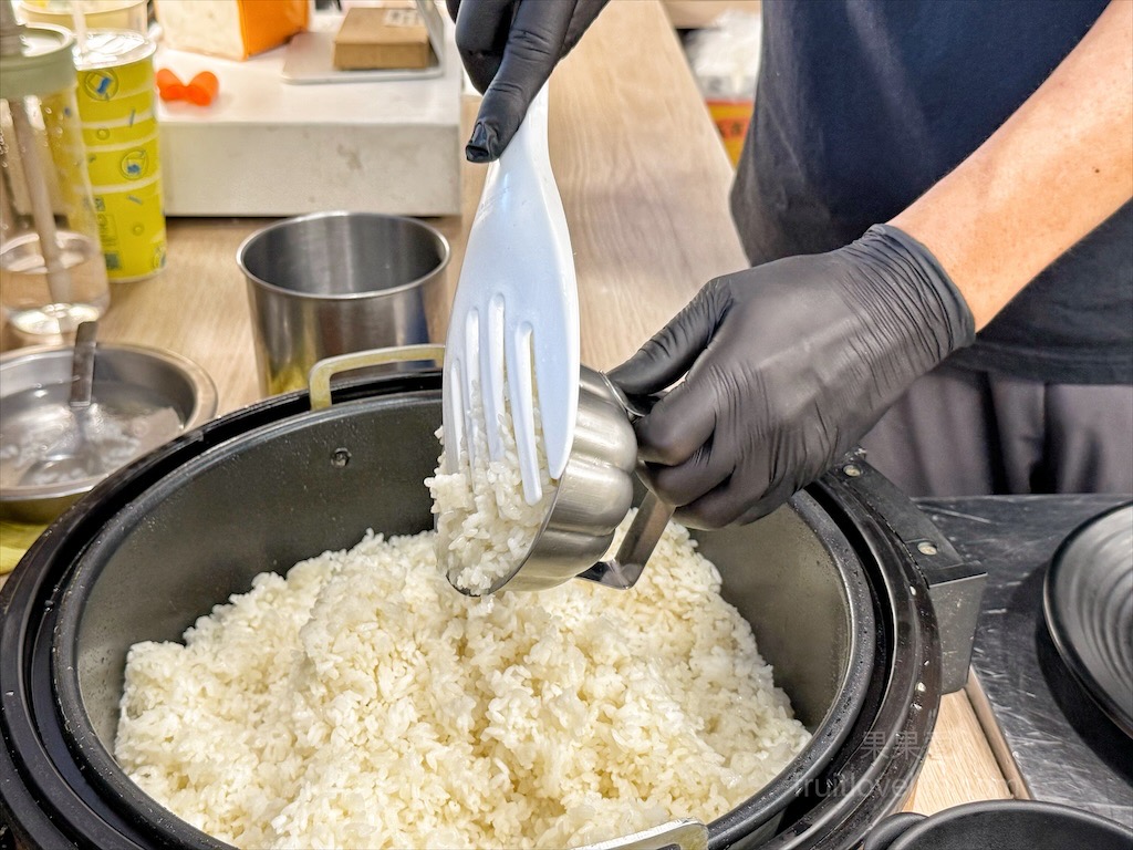 五吉雞腿王 | 台中南區便當，一碗滷肉飯不夠，免費再加一碗，鹹酥雞、炸大雞腿、自製朝天椒菜脯都很推薦 @果果愛Fruitlove