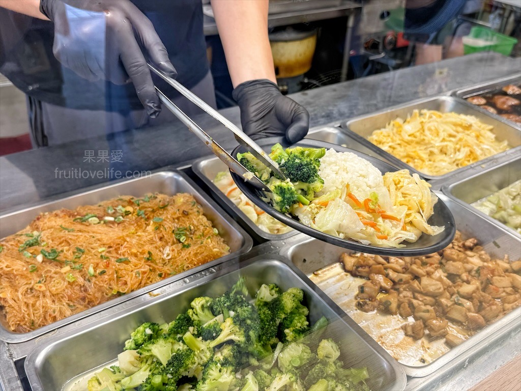 五吉雞腿王 | 台中南區便當，一碗滷肉飯不夠，免費再加一碗，鹹酥雞、炸大雞腿、自製朝天椒菜脯都很推薦 @果果愛Fruitlove