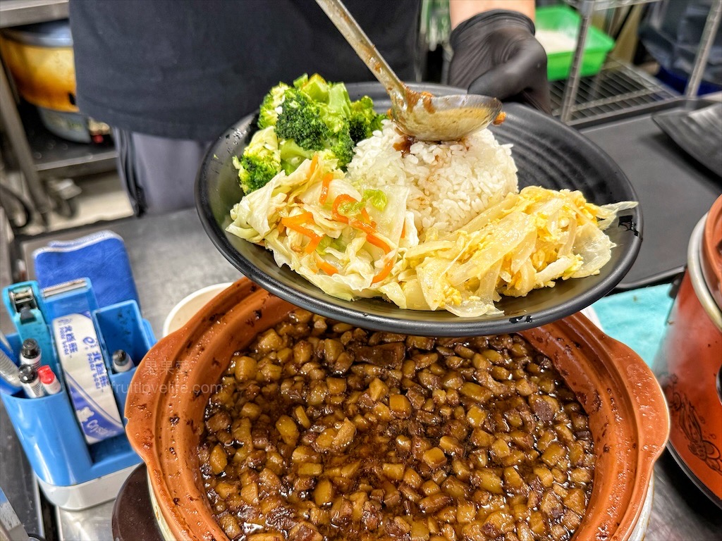 五吉雞腿王 | 台中南區便當，一碗滷肉飯不夠，免費再加一碗，鹹酥雞、炸大雞腿、自製朝天椒菜脯都很推薦 @果果愛Fruitlove