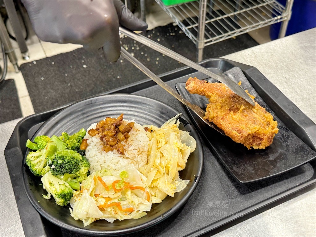 五吉雞腿王 | 台中南區便當，一碗滷肉飯不夠，免費再加一碗，鹹酥雞、炸大雞腿、自製朝天椒菜脯都很推薦 @果果愛Fruitlove