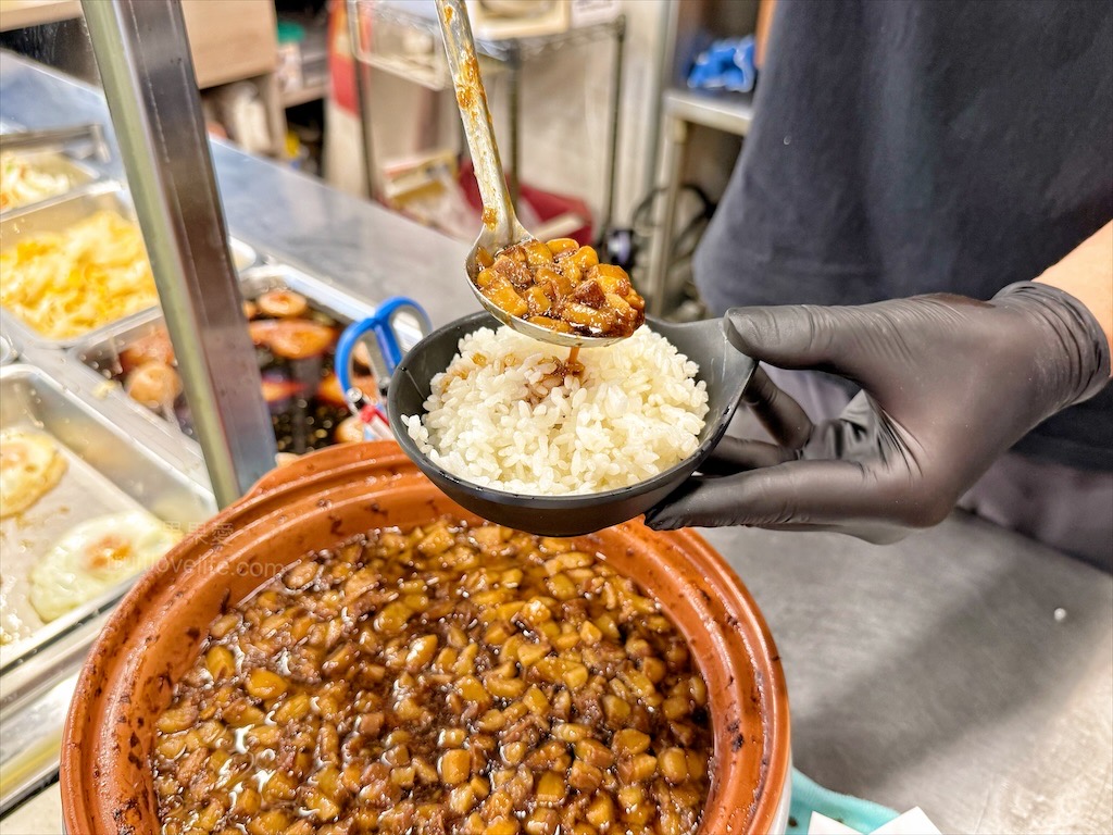 五吉雞腿王 | 台中南區便當，一碗滷肉飯不夠，免費再加一碗，鹹酥雞、炸大雞腿、自製朝天椒菜脯都很推薦 @果果愛Fruitlove