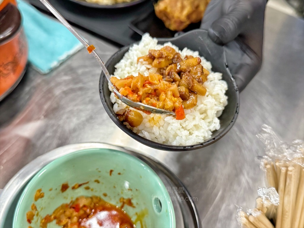 五吉雞腿王 | 台中南區便當，一碗滷肉飯不夠，免費再加一碗，鹹酥雞、炸大雞腿、自製朝天椒菜脯都很推薦 @果果愛Fruitlove
