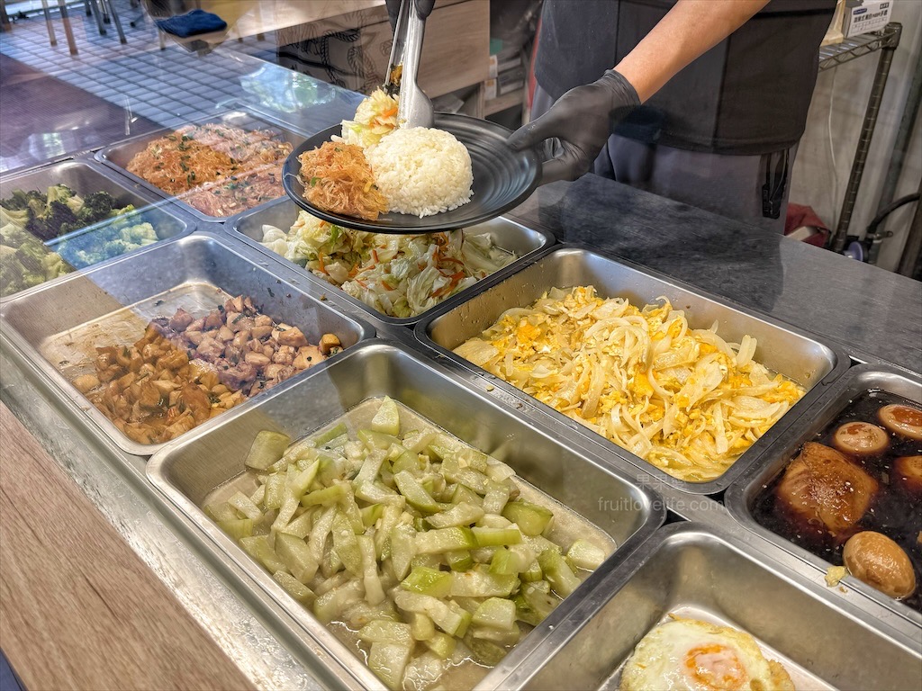 五吉雞腿王 | 台中南區便當，一碗滷肉飯不夠，免費再加一碗，鹹酥雞、炸大雞腿、自製朝天椒菜脯都很推薦 @果果愛Fruitlove