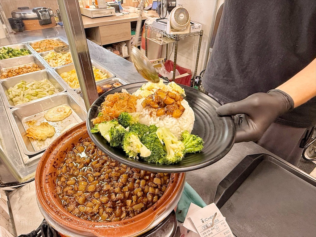 五吉雞腿王 | 台中南區便當，一碗滷肉飯不夠，免費再加一碗，鹹酥雞、炸大雞腿、自製朝天椒菜脯都很推薦 @果果愛Fruitlove