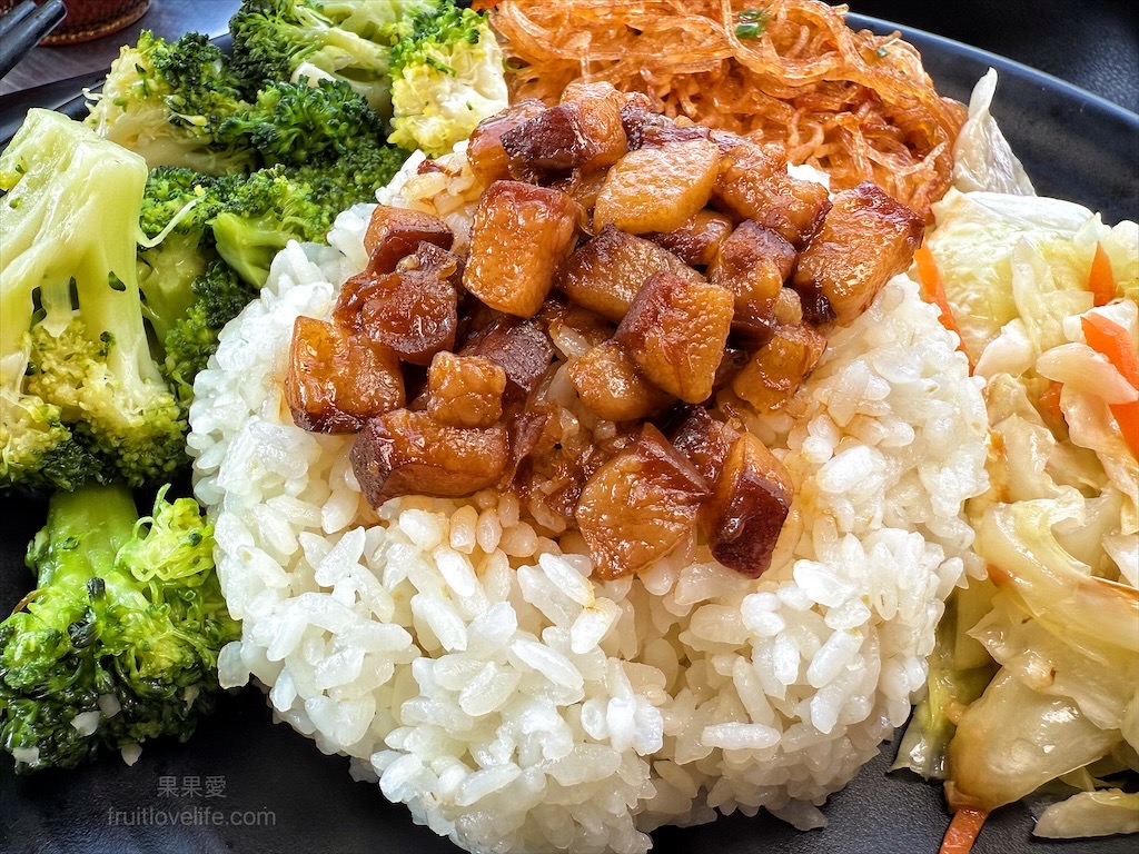 五吉雞腿王 | 台中南區便當，一碗滷肉飯不夠，免費再加一碗，鹹酥雞、炸大雞腿、自製朝天椒菜脯都很推薦 @果果愛Fruitlove