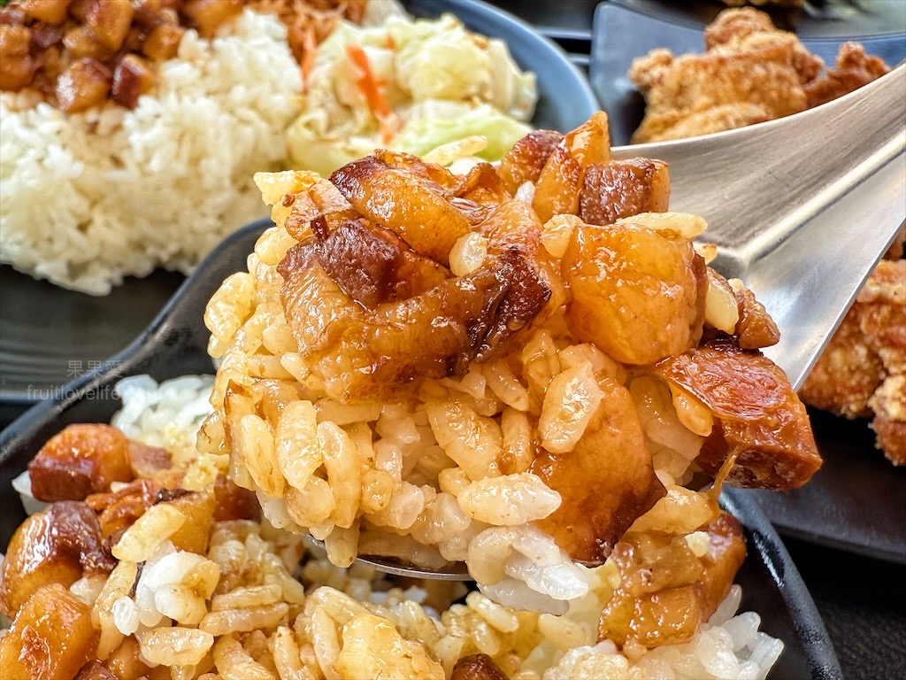 五吉雞腿王 | 台中南區便當，一碗滷肉飯不夠，免費再加一碗，鹹酥雞、炸大雞腿、自製朝天椒菜脯都很推薦 @果果愛Fruitlove
