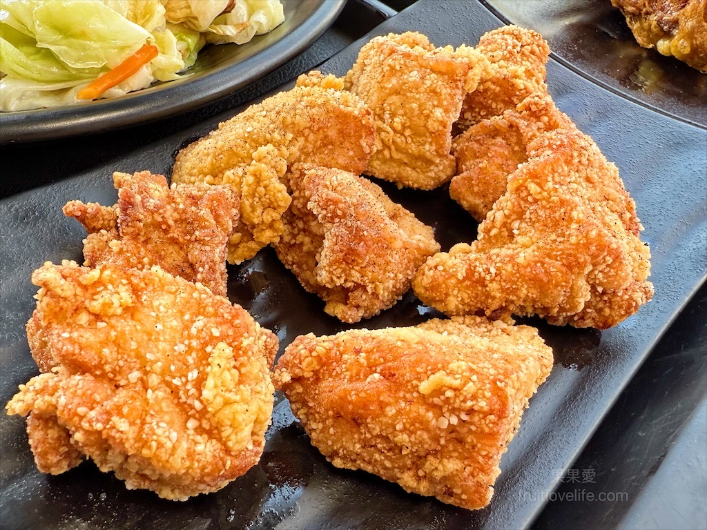 五吉雞腿王 | 台中南區便當，一碗滷肉飯不夠，免費再加一碗，鹹酥雞、炸大雞腿、自製朝天椒菜脯都很推薦 @果果愛Fruitlove