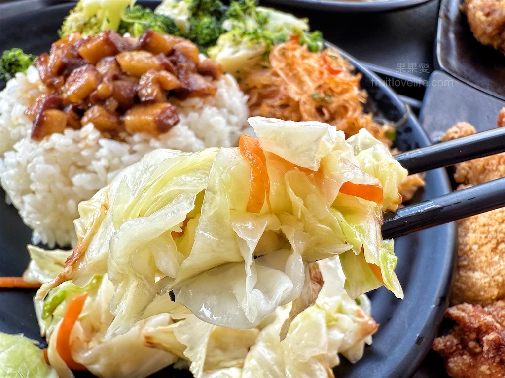 五吉雞腿王 | 台中南區便當，一碗滷肉飯不夠，免費再加一碗，鹹酥雞、炸大雞腿、自製朝天椒菜脯都很推薦 @果果愛Fruitlove