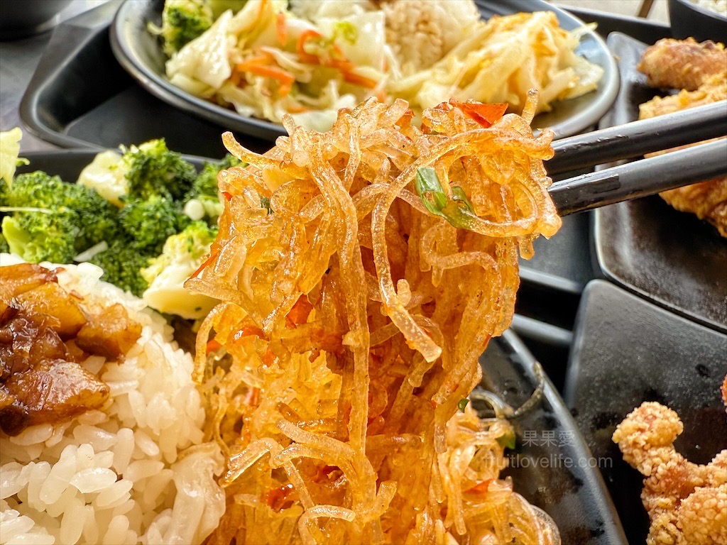 五吉雞腿王 | 台中南區便當，一碗滷肉飯不夠，免費再加一碗，鹹酥雞、炸大雞腿、自製朝天椒菜脯都很推薦 @果果愛Fruitlove