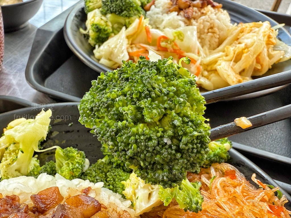 五吉雞腿王 | 台中南區便當，一碗滷肉飯不夠，免費再加一碗，鹹酥雞、炸大雞腿、自製朝天椒菜脯都很推薦 @果果愛Fruitlove