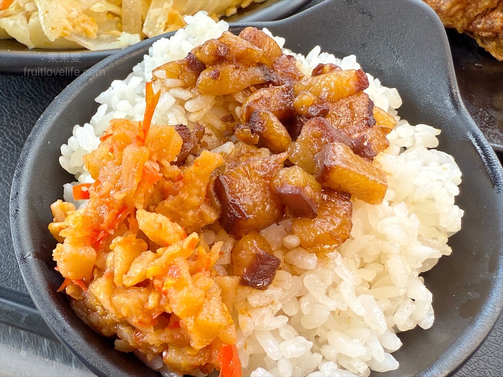 五吉雞腿王 | 台中南區便當，一碗滷肉飯不夠，免費再加一碗，鹹酥雞、炸大雞腿、自製朝天椒菜脯都很推薦 @果果愛Fruitlove