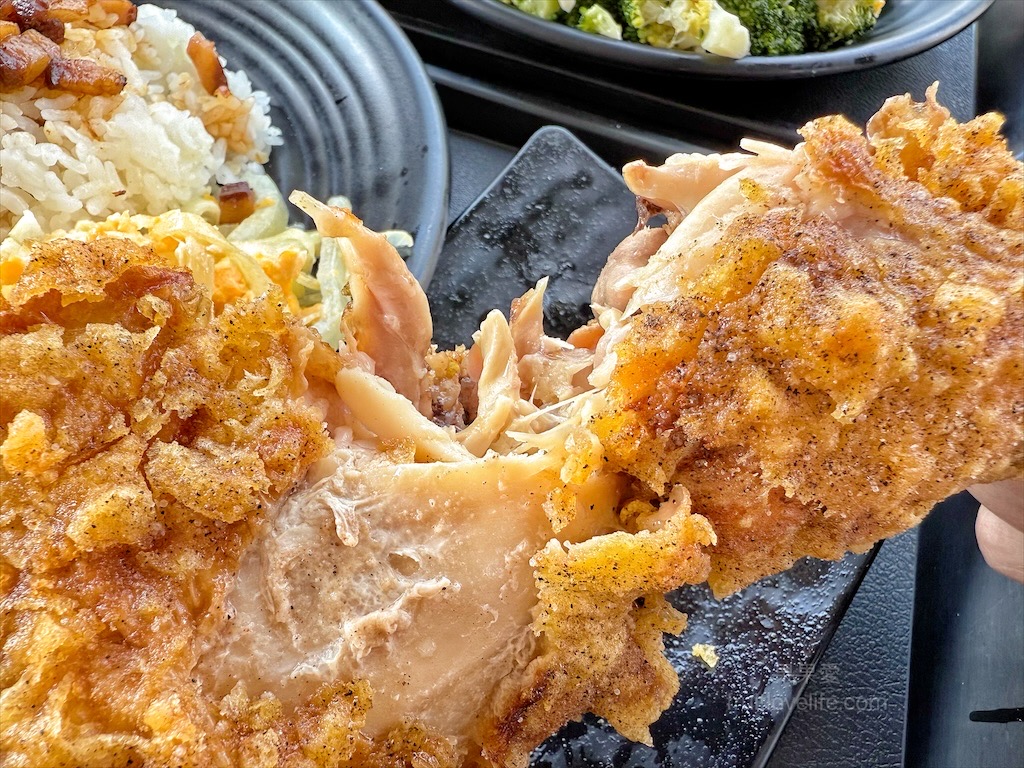 五吉雞腿王 | 台中南區便當，一碗滷肉飯不夠，免費再加一碗，鹹酥雞、炸大雞腿、自製朝天椒菜脯都很推薦 @果果愛Fruitlove