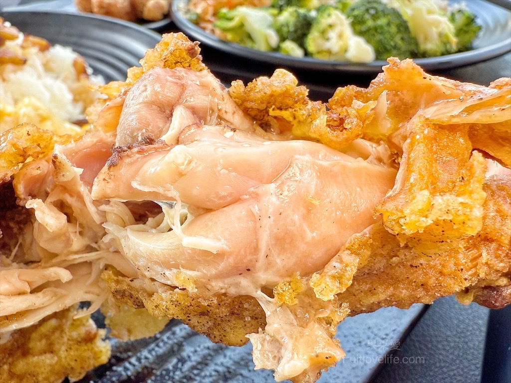 五吉雞腿王 | 台中南區便當，一碗滷肉飯不夠，免費再加一碗，鹹酥雞、炸大雞腿、自製朝天椒菜脯都很推薦 @果果愛Fruitlove