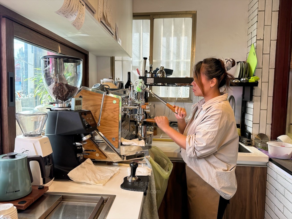 王藤咖啡 | 苗栗通霄白沙屯寵物友善咖啡廳,漂浮冰咖啡醒獅、祥龍相當吸睛,還有以勇字拉花來結合白沙屯 @果果愛Fruitlove 王藤咖啡 | 苗栗通霄白沙屯寵物友善咖啡廳,漂浮冰咖啡醒獅、祥龍相當吸睛,還有以勇字拉花來結合白沙屯 @果果愛Fruitlove