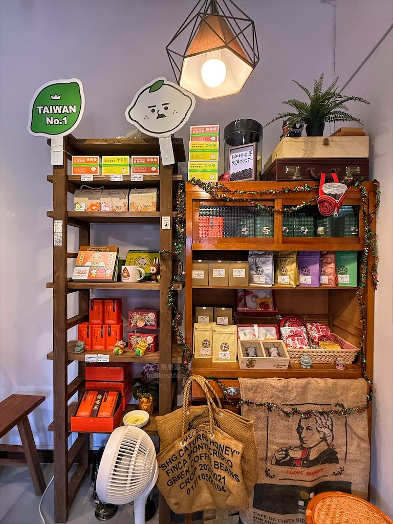 王藤咖啡 | 苗栗通霄白沙屯寵物友善咖啡廳,漂浮冰咖啡醒獅、祥龍相當吸睛,還有以勇字拉花來結合白沙屯 @果果愛Fruitlove 王藤咖啡 | 苗栗通霄白沙屯寵物友善咖啡廳,漂浮冰咖啡醒獅、祥龍相當吸睛,還有以勇字拉花來結合白沙屯 @果果愛Fruitlove