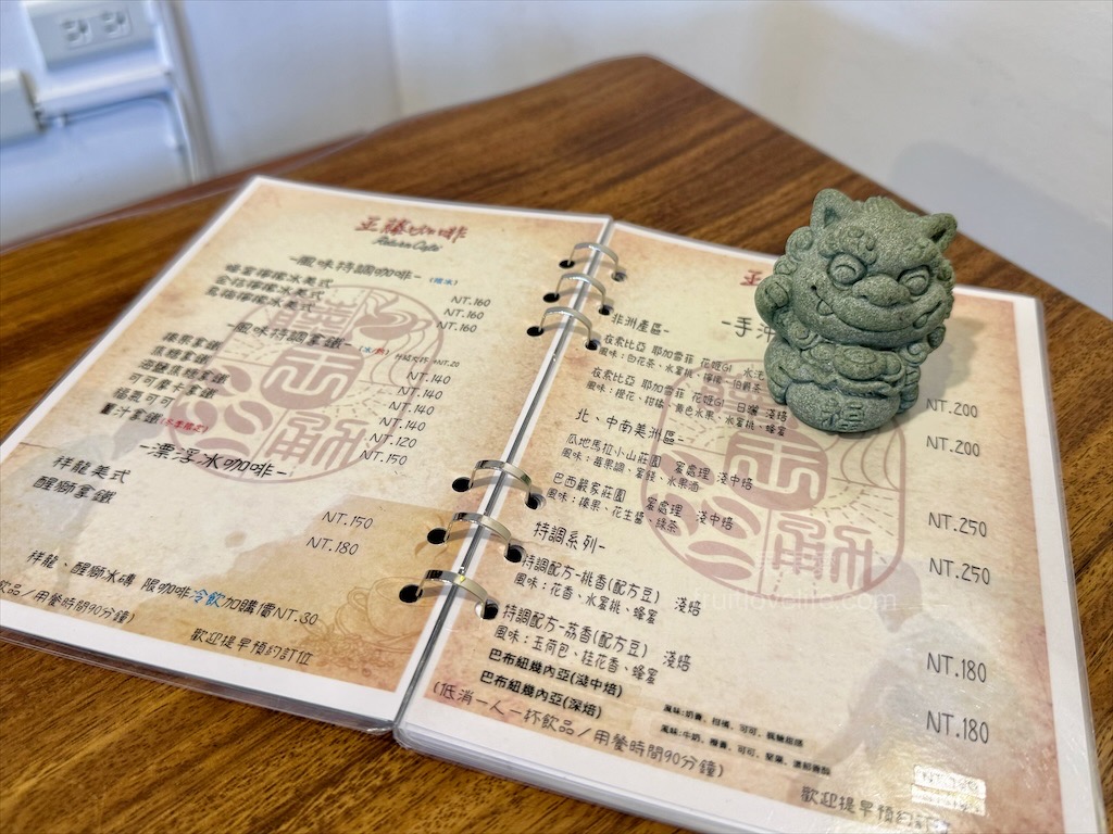 王藤咖啡 | 苗栗通霄白沙屯寵物友善咖啡廳,漂浮冰咖啡醒獅、祥龍相當吸睛,還有以勇字拉花來結合白沙屯 @果果愛Fruitlove 王藤咖啡 | 苗栗通霄白沙屯寵物友善咖啡廳,漂浮冰咖啡醒獅、祥龍相當吸睛,還有以勇字拉花來結合白沙屯 @果果愛Fruitlove