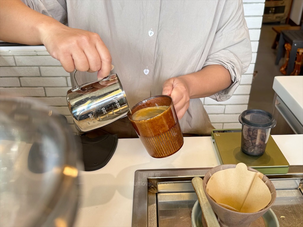 王藤咖啡 | 苗栗通霄白沙屯寵物友善咖啡廳，漂浮冰咖啡醒獅、祥龍相當吸睛，還有以勇字拉花來結合白沙屯 @果果愛Fruitlove