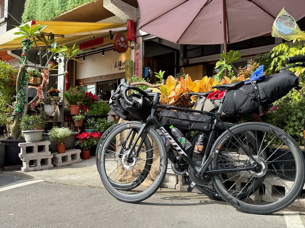 王藤咖啡 | 苗栗通霄白沙屯寵物友善咖啡廳,漂浮冰咖啡醒獅、祥龍相當吸睛,還有以勇字拉花來結合白沙屯 @果果愛Fruitlove 王藤咖啡 | 苗栗通霄白沙屯寵物友善咖啡廳,漂浮冰咖啡醒獅、祥龍相當吸睛,還有以勇字拉花來結合白沙屯 @果果愛Fruitlove