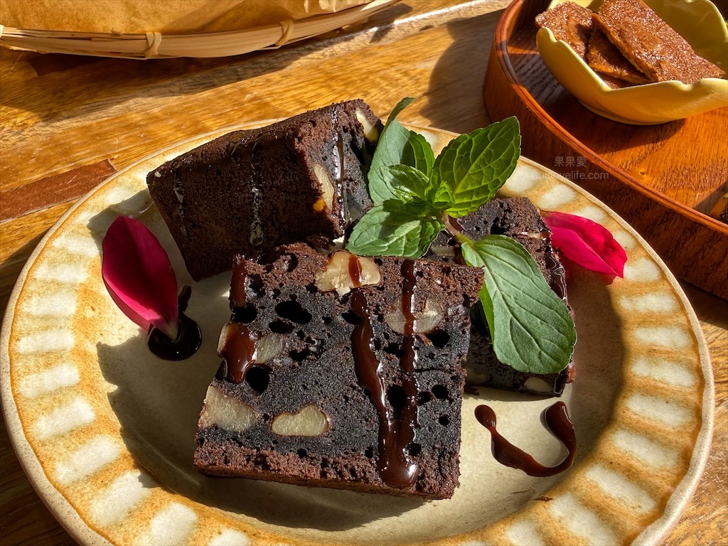 王藤咖啡 | 苗栗通霄白沙屯寵物友善咖啡廳,漂浮冰咖啡醒獅、祥龍相當吸睛,還有以勇字拉花來結合白沙屯 @果果愛Fruitlove 王藤咖啡 | 苗栗通霄白沙屯寵物友善咖啡廳,漂浮冰咖啡醒獅、祥龍相當吸睛,還有以勇字拉花來結合白沙屯 @果果愛Fruitlove