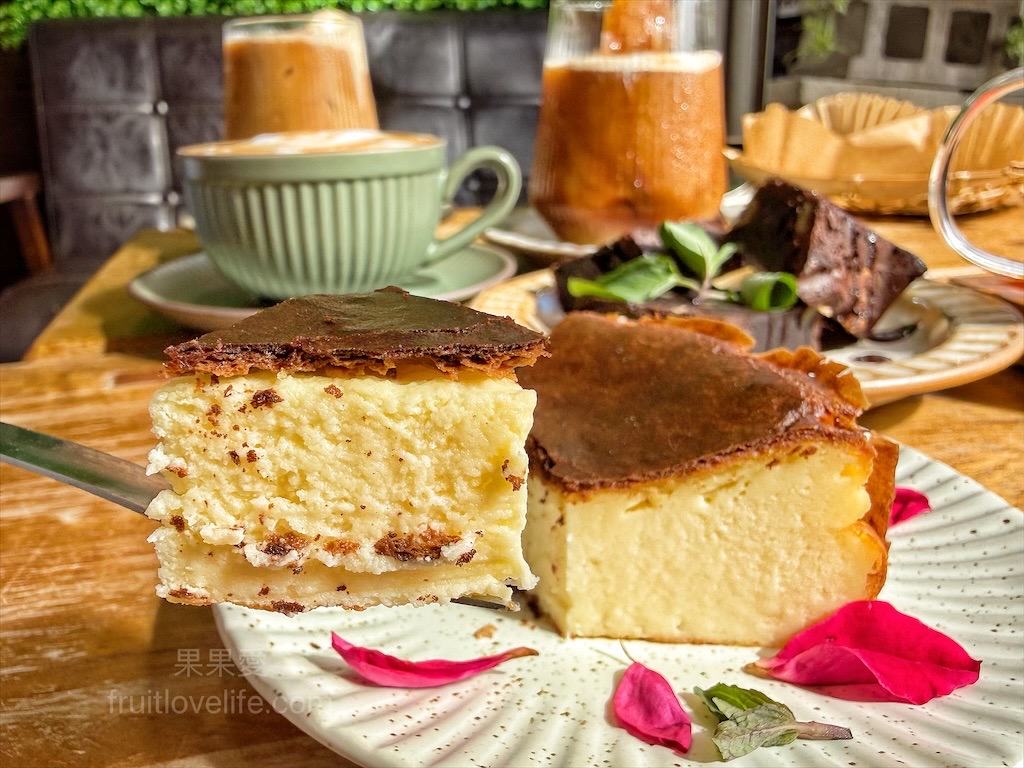 王藤咖啡 | 苗栗通霄白沙屯寵物友善咖啡廳，漂浮冰咖啡醒獅、祥龍相當吸睛，還有以勇字拉花來結合白沙屯 @果果愛Fruitlove