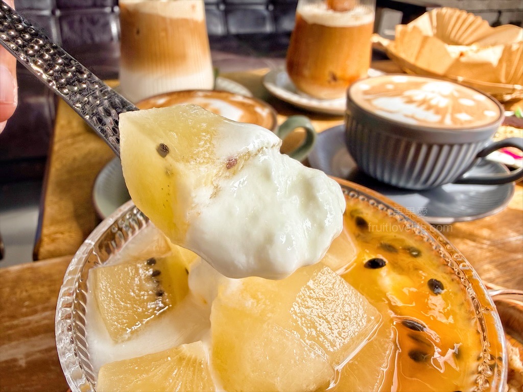 王藤咖啡 | 苗栗通霄白沙屯寵物友善咖啡廳,漂浮冰咖啡醒獅、祥龍相當吸睛,還有以勇字拉花來結合白沙屯 @果果愛Fruitlove 王藤咖啡 | 苗栗通霄白沙屯寵物友善咖啡廳,漂浮冰咖啡醒獅、祥龍相當吸睛,還有以勇字拉花來結合白沙屯 @果果愛Fruitlove