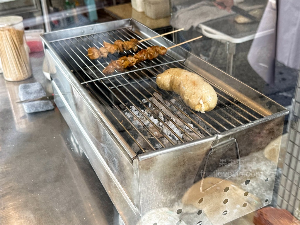 二姐杏包菇香腸 | 台中北屯烤香腸，大坑周末限定美食，有炭香味的麻辣香腸、花生糯米腸 @果果愛Fruitlove