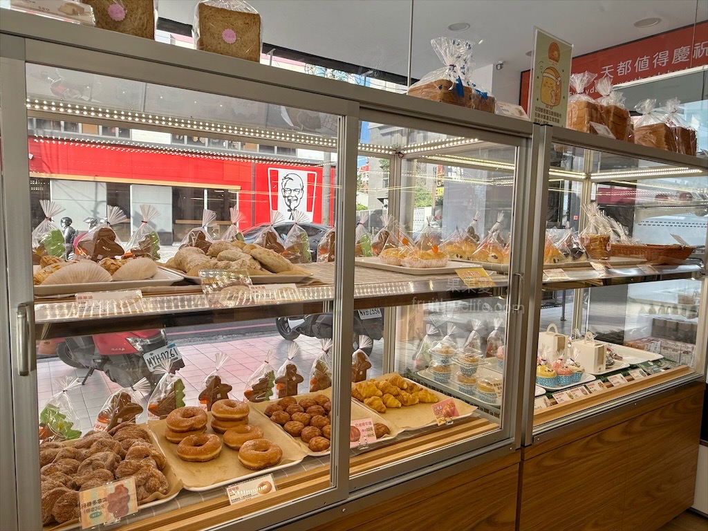 胖加烘焙-大里中興店 | 台中大里麵包蛋糕咖啡廳，當日現做新鮮烘焙，品項豐富，服務親切溫暖，不只賣麵包還有賣咖啡 @果果愛Fruitlove