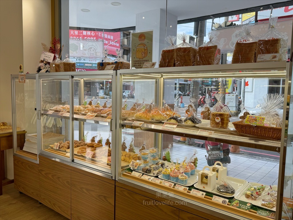 胖加烘焙-大里中興店 | 台中大里麵包蛋糕咖啡廳，當日現做新鮮烘焙，品項豐富，服務親切溫暖，不只賣麵包還有賣咖啡 @果果愛Fruitlove