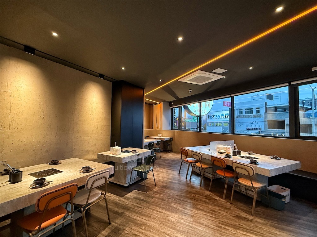 万錵同石頭火鍋|彰化埔心、員林交界的火鍋，先爆炒再煮，湯頭鮮香濃郁又回甘，必點秘製滷肉飯、手打鮮蝦滑 @果果愛Fruitlove